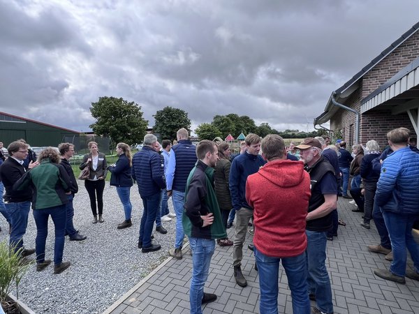 Eine Gruppe von Menschen unterhält sich.