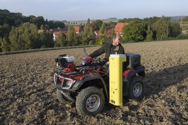 Ein Quad fährt über ein Feld