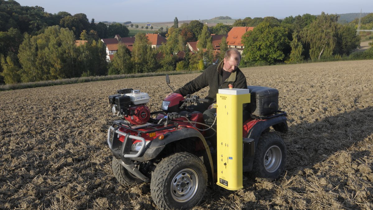 Ein Quad fährt über ein Feld