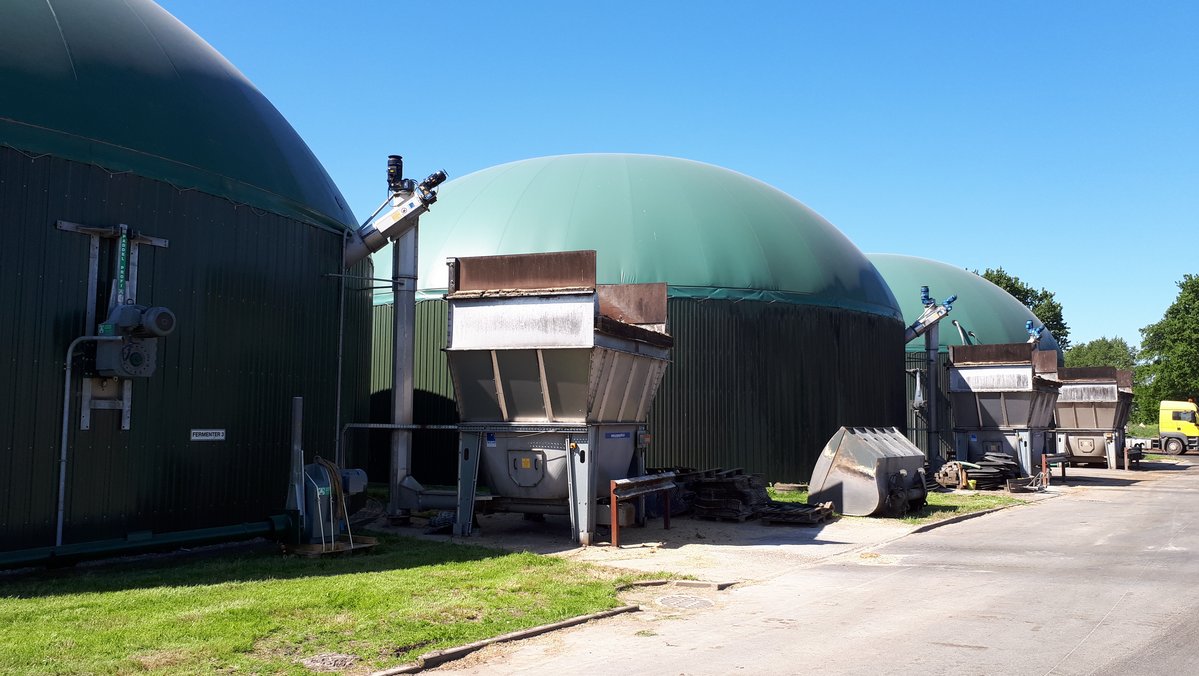 Bild einer Biogasanlage von außen.